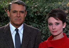 Cary Grant y Audrey Hepburn.
