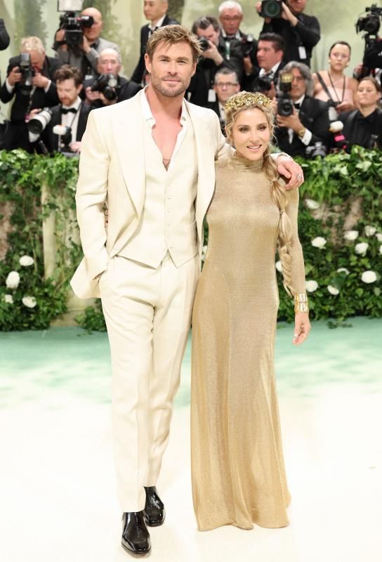 Chris Hemsworth, pasando de la temática de la gala, y Elsa Pataky, completamente dorada con un vestido de Tom Ford con el que parecía una ninfa.