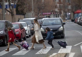 Niños yendo al colegio.