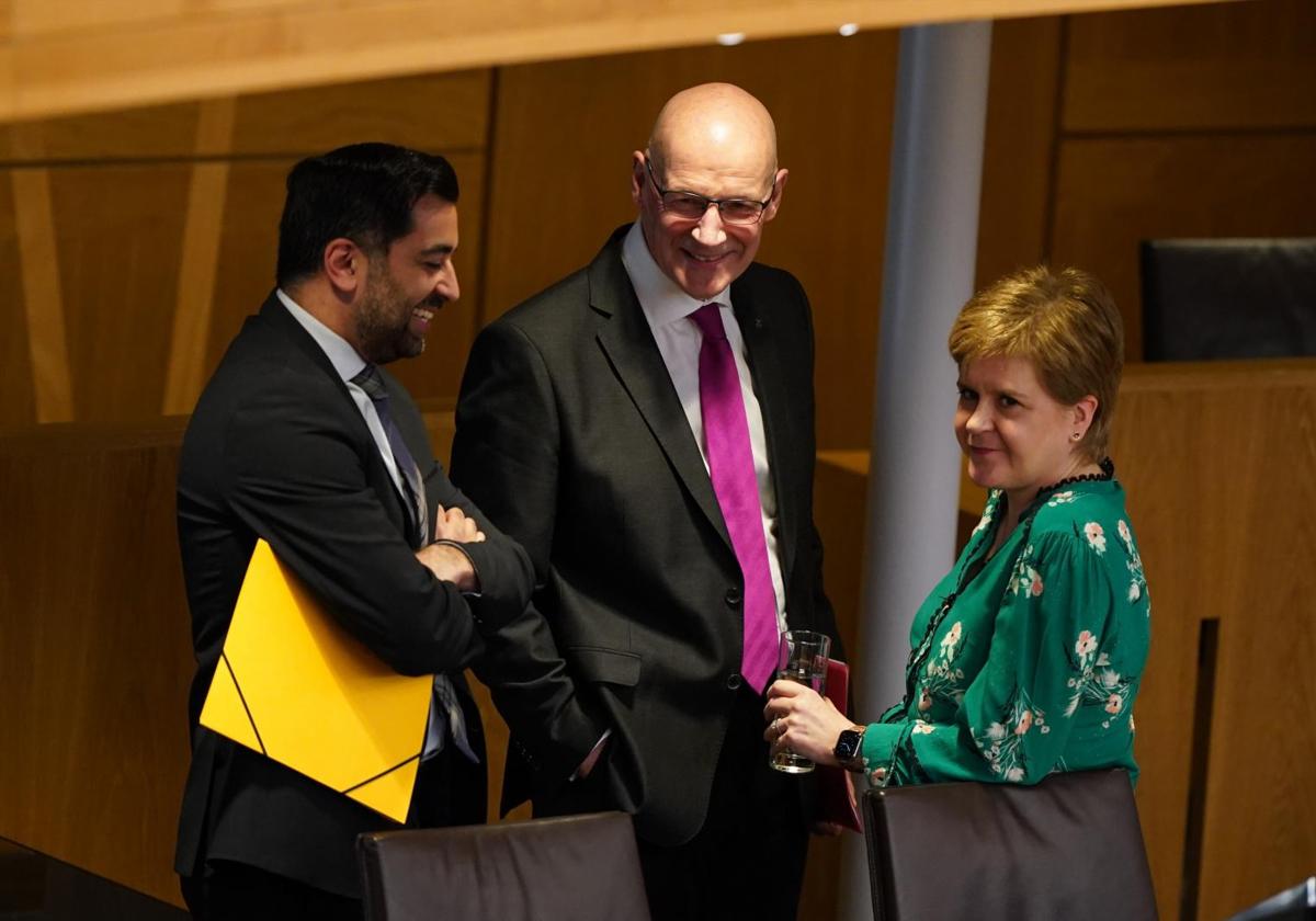 El futuro ministro principal de Escocia, John Swinney, conversa con sus predecesores Humza Yousaf y Nicola Sturgeon.