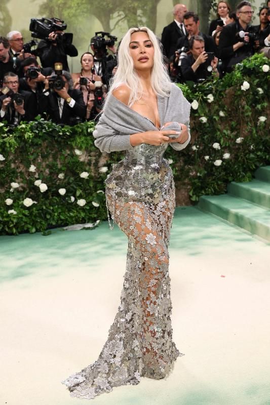 Kim Kardashian de John Galliano para Maison Margiela con una suerte de torera sobre el vestido que no tenía mucho sentido.