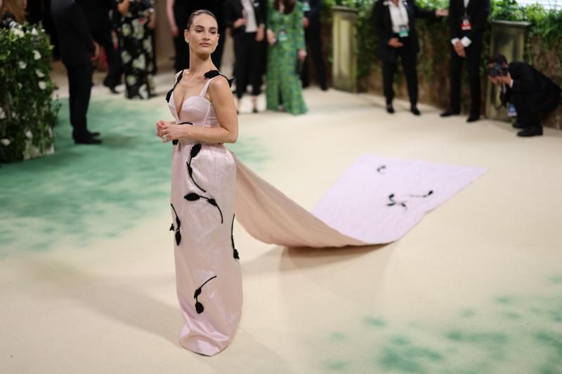 Lily James con un romántico diseño con cola de Erdem. 