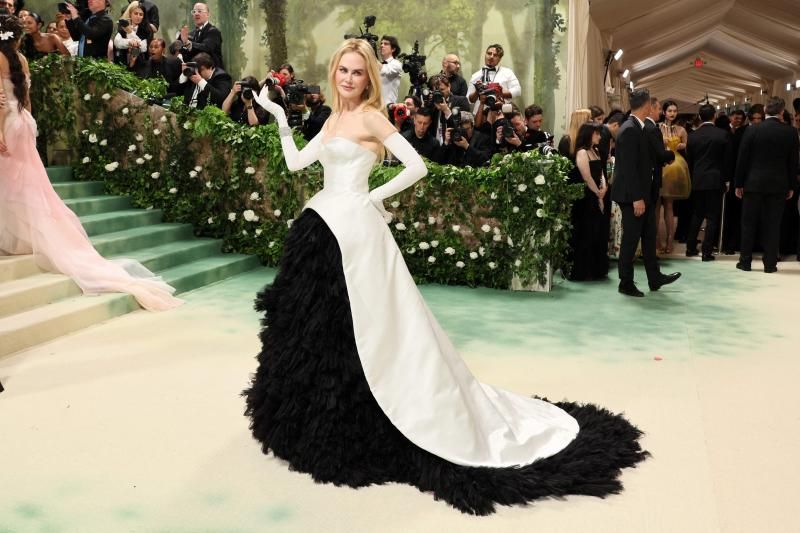 Nicole Kidman con un Balenciaga de Demna a imagen y semejaza de un Cristóbal Balenciaga de 1951 confeccionado en tafetán de seda con organza de seda plisada y piqué de algodón. Un diseño que entonces lució Dorian Leigh ante el objetivo de Richard Avedon. 