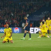 El festejo de los jugadores del Dortmund contrasta con la decepción de Mbappé.