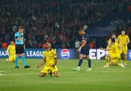 El festejo de los jugadores del Dortmund contrasta con la decepción de Mbappé.