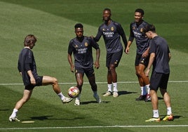 Los jugadores del Real Madrid preparan el duelo ante el Bayern.