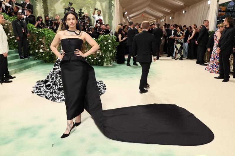 La cantante Rosalía con un diseño de Dior de Maria Grazia Chiuri que, según ella misma explicó antes de su paso por la alfombra, simboliza un tulipán. 