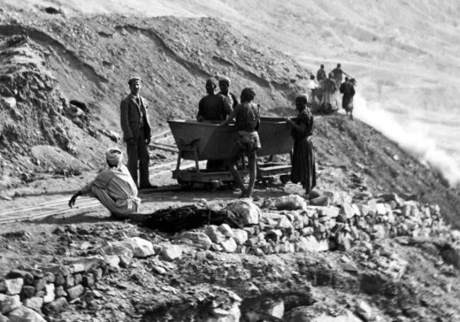 Carter en la campaña de 1893 de una excavación en Deir El Bahari.