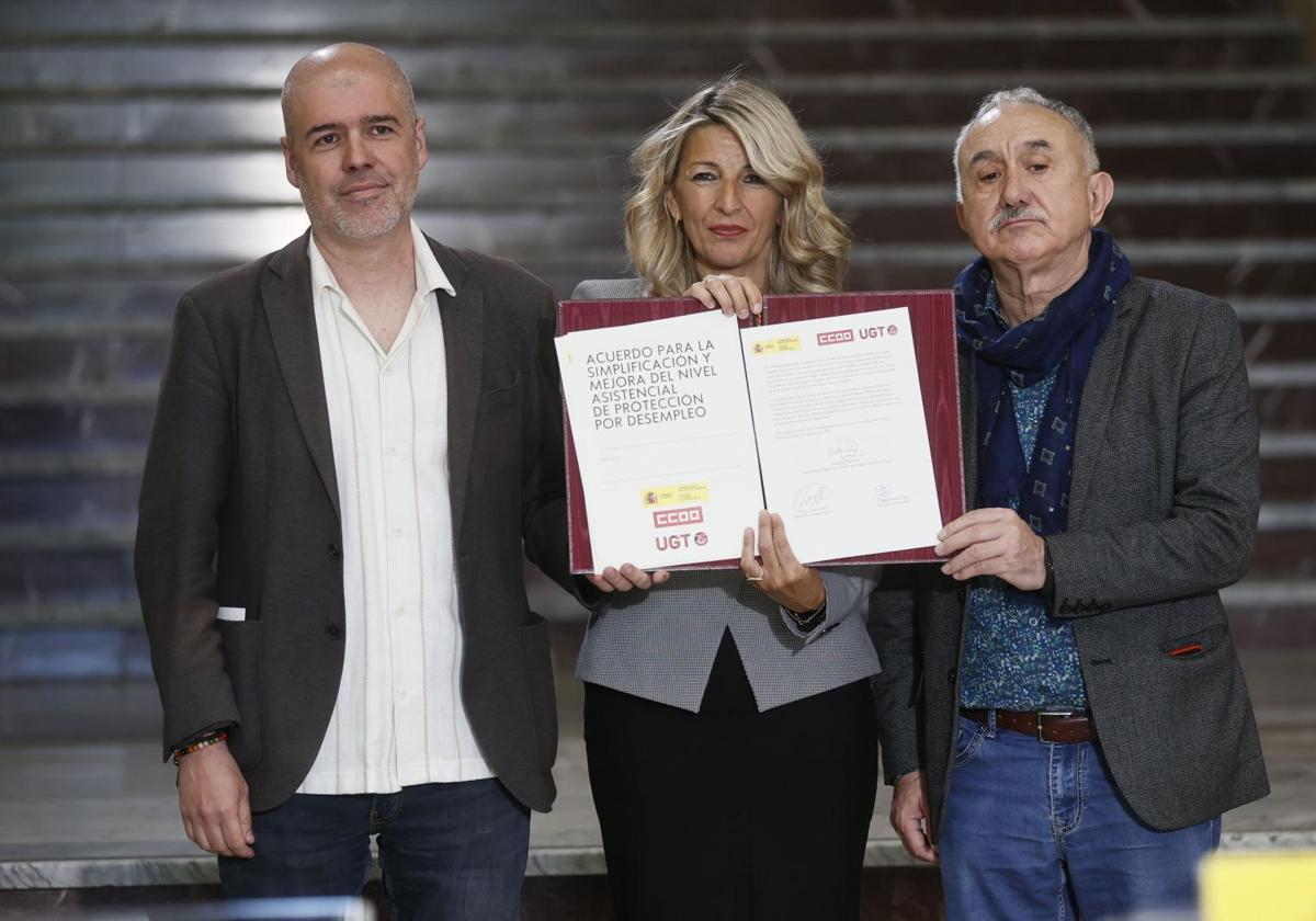 La vicepresidenta Yolanda Díaz, Pepe Álvarez (UGT) y Unai Sordo (CC OO), ¡firman el acuerdo