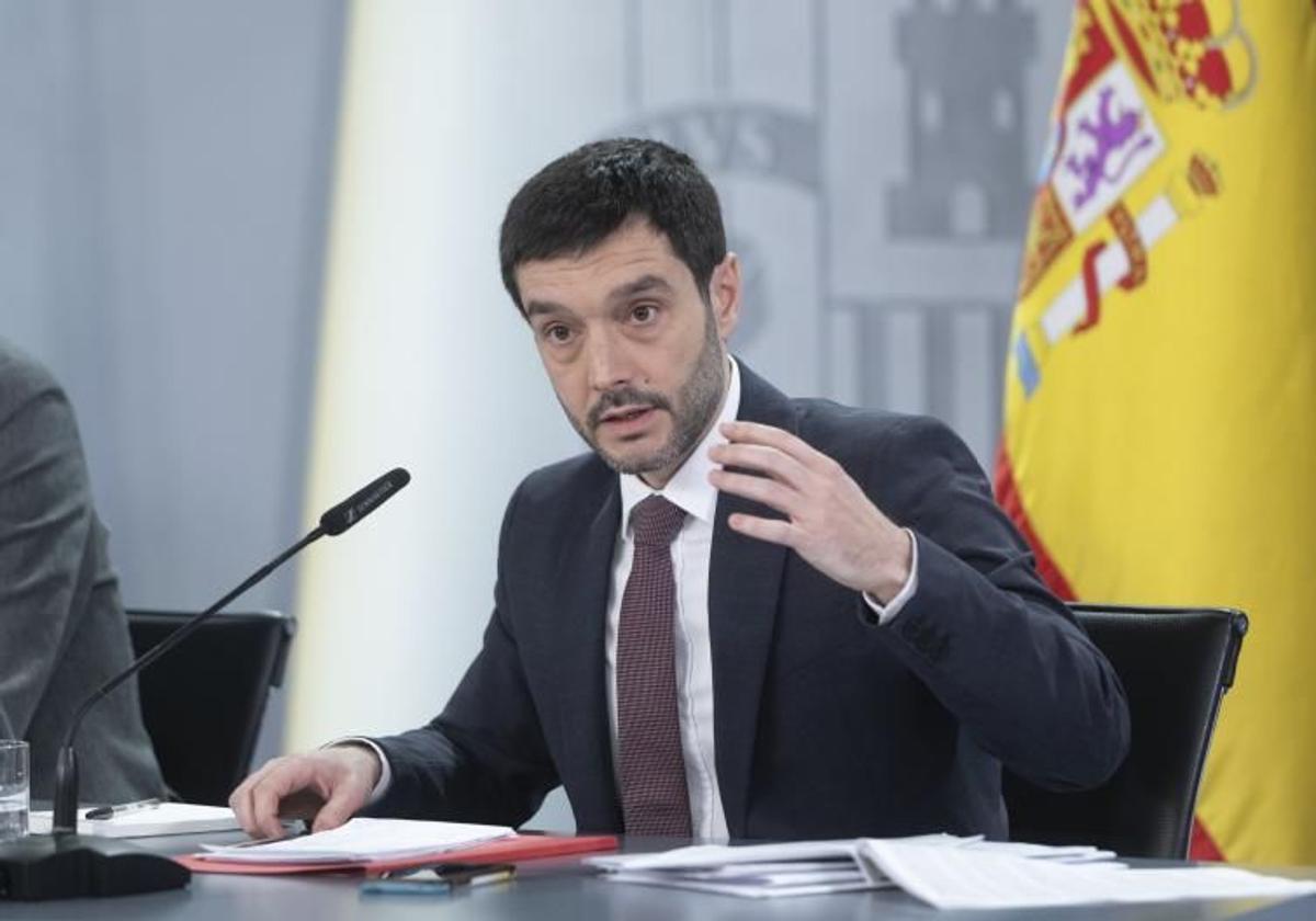 El ministro de Derechos Sociales, Pablo Bustinduy, en rueda de prensa tras el Consejo de Minsitros.