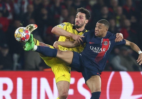 Mats Hummels pugna un balón con Kylian Mbappé