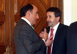 El presidente de Iberdrola, Ignacio Galán charla con el consejero delegado de Repsol, Josu Jon Imaz.