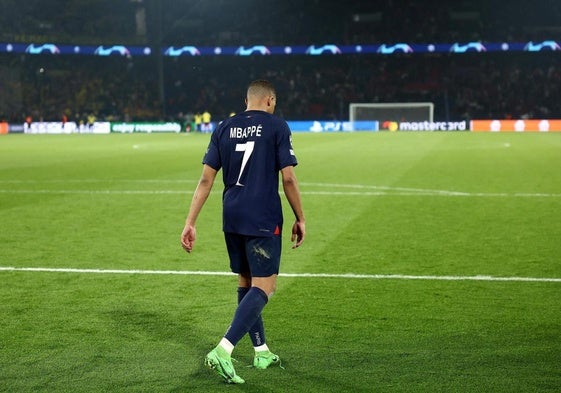 Kylian Mbappé se marcha desolado del Parque de los Príncipes tras caer eliminado ante el Dortmund en la Liga de Campeones