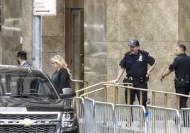 Stormy Daniels al abandonar este jueves la Corte Suprema de Nueva York tras testificar en el juicio contra Trump.