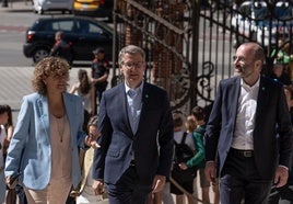 Feijóo, junto a Weber y Montserrat en la presentación en Barcelona de la candidatura europea del PP.