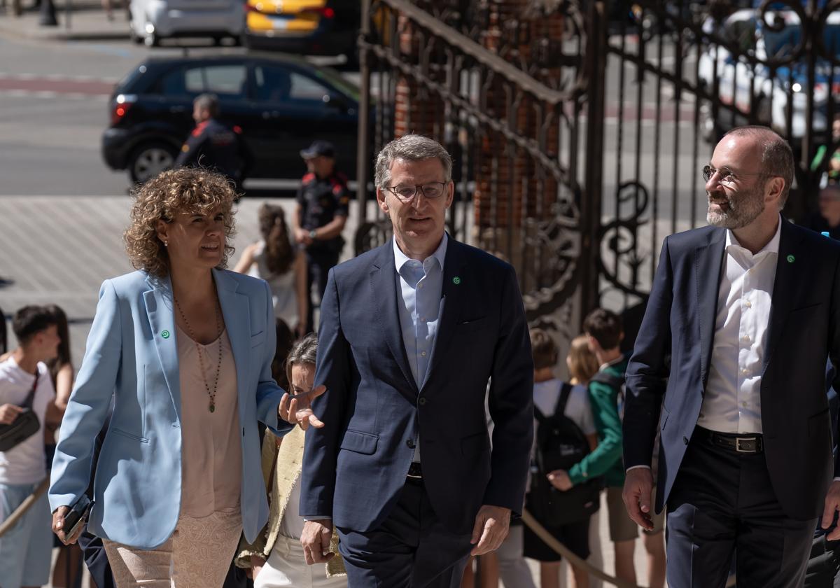 Feijóo, junto a Weber y Montserrat en la presentación en Barcelona de la candidatura europea del PP.