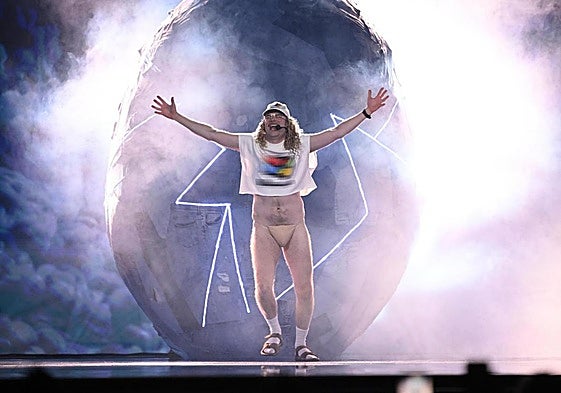 Windows95man representando a Finlandia con la canción 'No Rules!' en la primera semifinal.