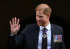El príncipe Harry saluda al salir de la ceremonia que conmemora el décimo aniversario de los Juegos Invictus.