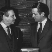 El presidente del Banco de Bilbao, José Ángel Sánchez Asiaín, y el presidente de Banesto, Mario Conde, en junio de 1988 conversando antes de la audiencia con el rey Juan Carlos I.
