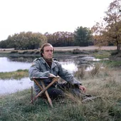 Félix Rodríguez de la Fuente en un descanso en el rodaje de 'El hombre y la Tierra'.