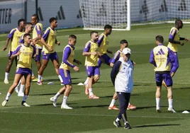 Carlo Ancelotti, durante el último entrenamiento del Madrid previo al duelo en Granada.