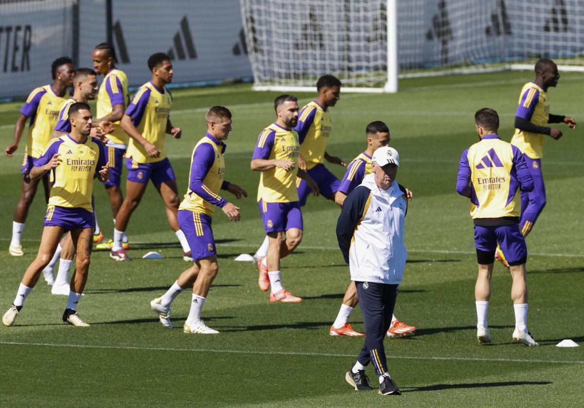 Carlo Ancelotti, durante el último entrenamiento del Madrid previo al duelo en Granada.