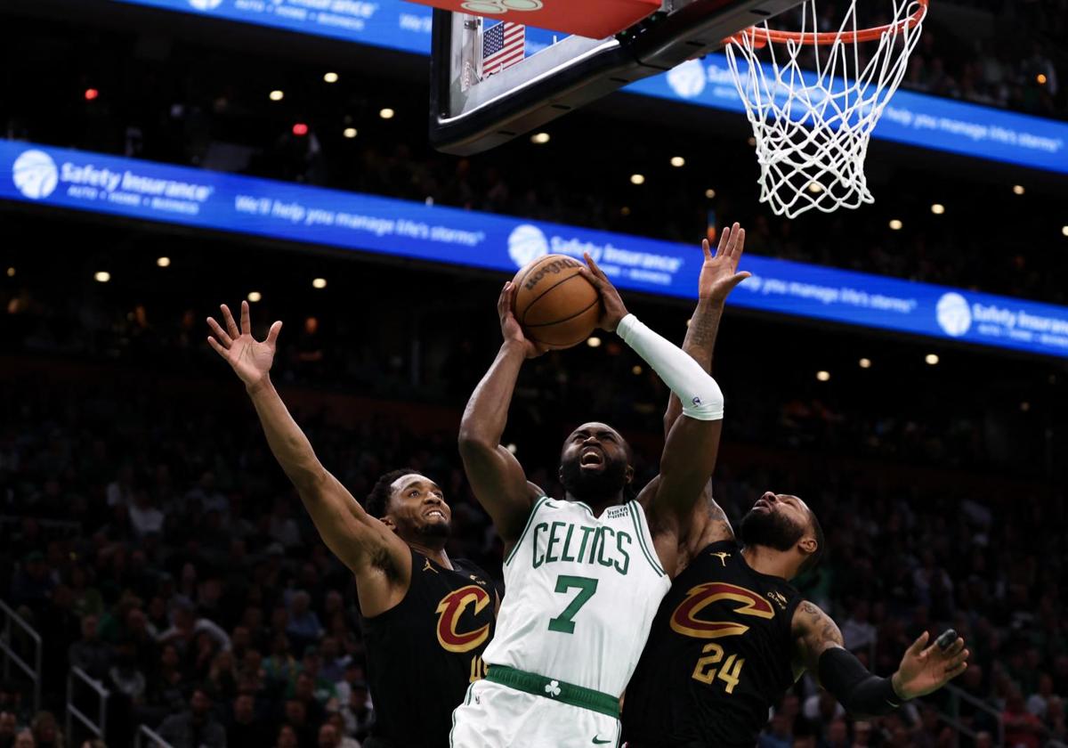 Jaylen Brown intenta anotar ante la defensa de Mitchel y Morris.