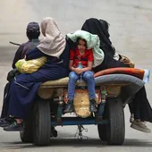 La desoladora imagen de una familia gazatí que vuelve a tener que buscar otro lugar donde refugiarse.