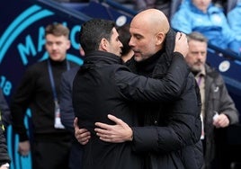 Arteta y Guardiola se saludan antes de un partido