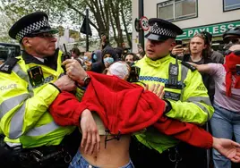 Policías británicos realizan detenciones de manifestantes que intentan impedir en Londres el traslado de migrantes