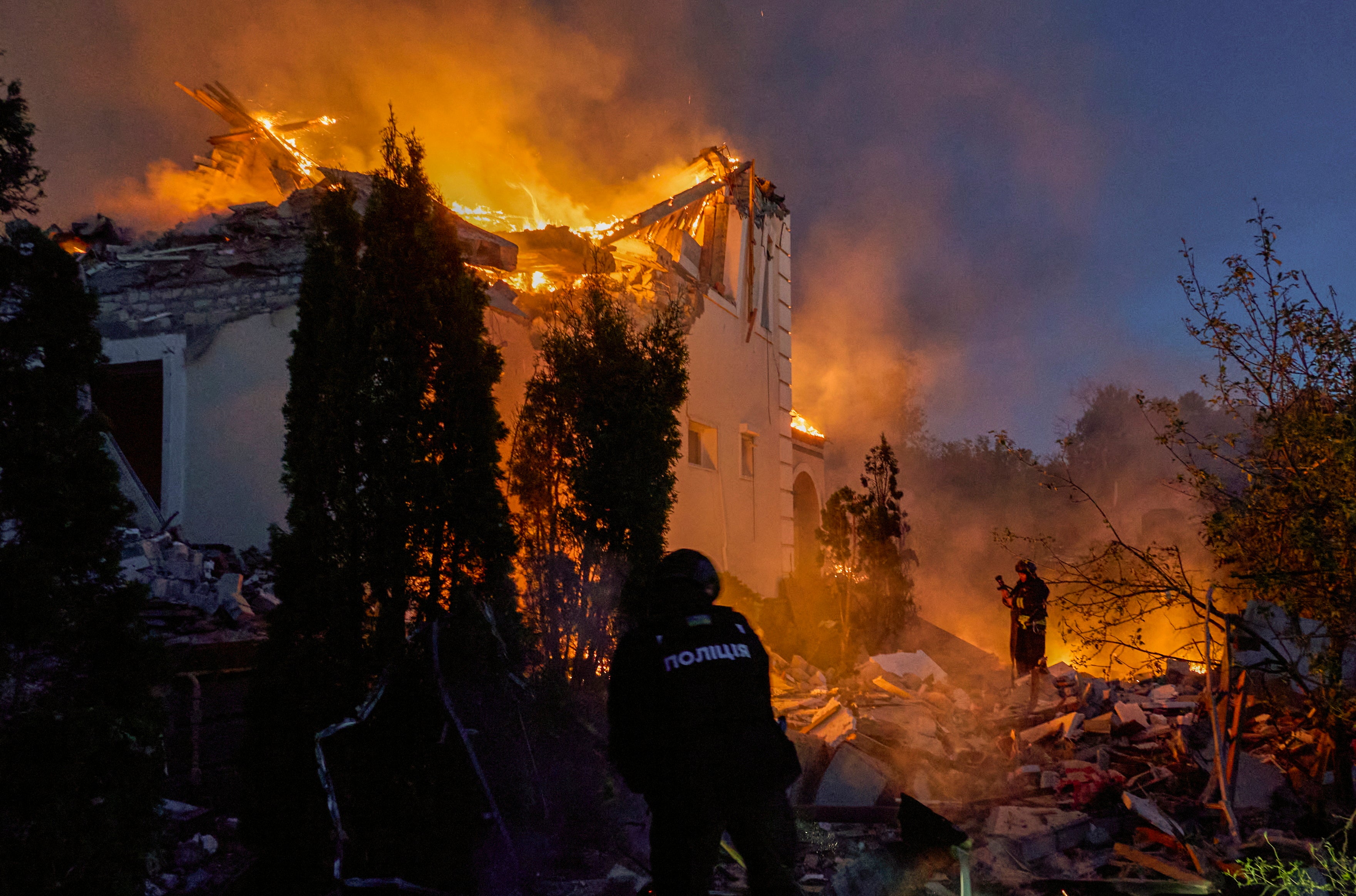 Imagen de un edificio destrozado por los bombardeos rusos en la región de Járkov.