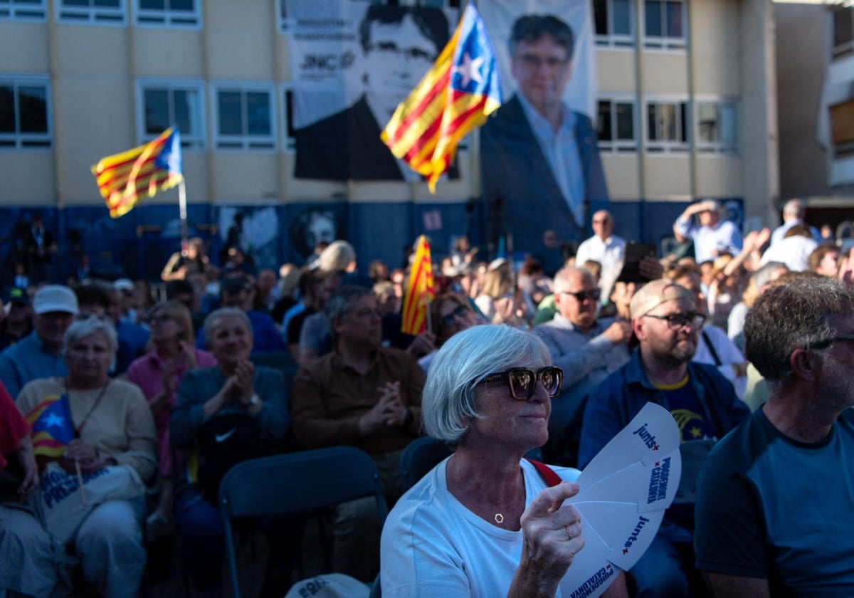 Gran cartel de Puigdemont durante el mitin de cierre de campaña en Elna