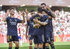 Fran García (d) celebra el primer gol de su equipo ante el Granada