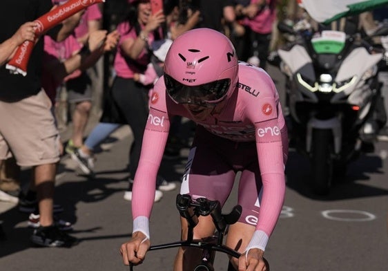 Pogacar no necesita esforzarse para triunfar en la primera etapa montañosa del Giro