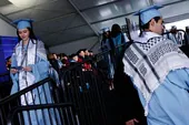 Dos graduados de la Universidad de Columbia lucen el pañuelo palestino.