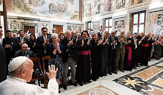El Papa saluda a los asistentes al encuentro con los premios Nobel en Roma.
