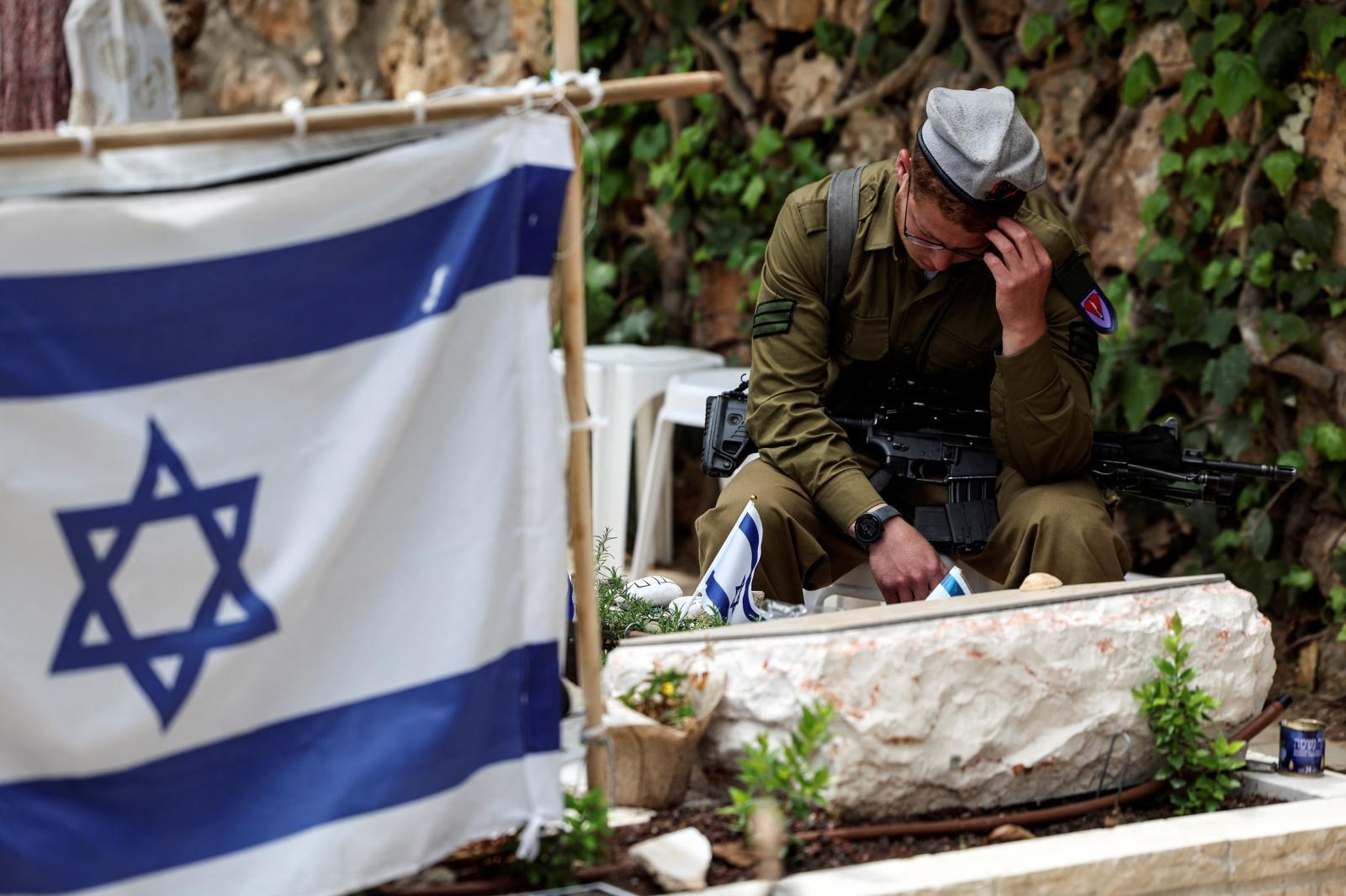 周日，一名士兵在耶路撒冷的悼念仪式上哭泣。