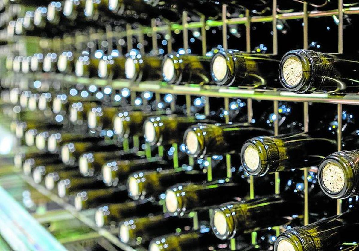 Jaulones de botellas en una bodega de Rioja.