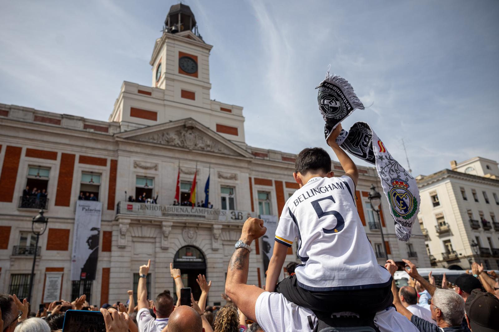 Los jugadores del Real Madrid ofrecen a la afición la copa de LaLiga en la Real Casa de Correos