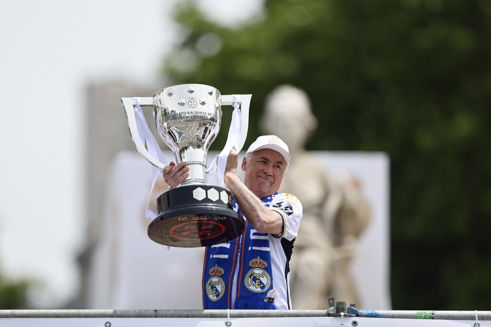 Ancelotti muestra la copa a la afición en la Plaza de Cibeles