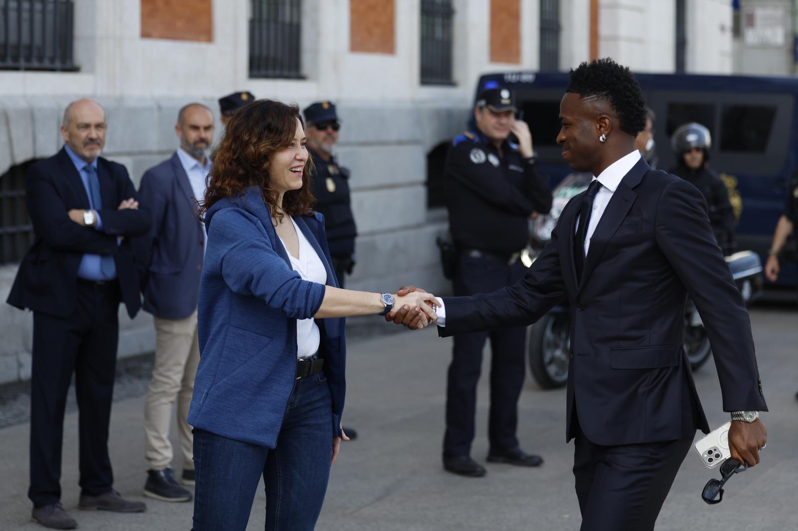 El delantero del Real Madrid Vinicius jr. es recibido por la presidenta de la Comunidad de Madrid, Isabel Díaz Ayuso.