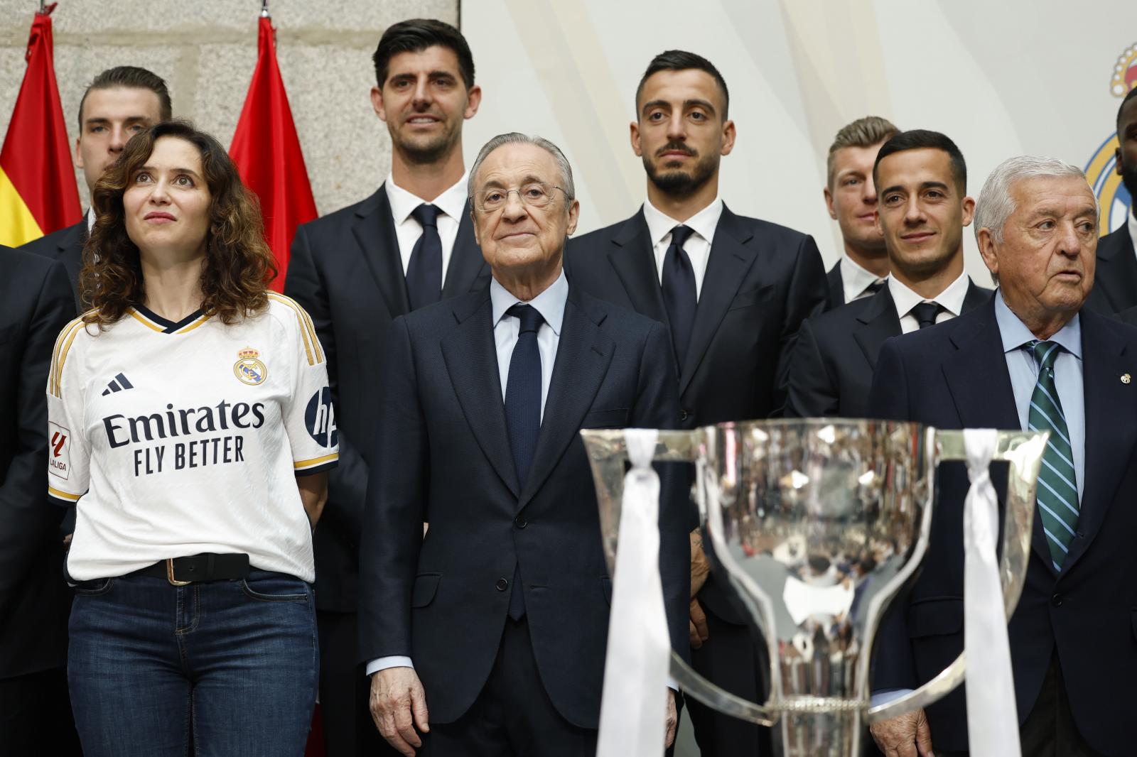 El presidente del Real Madrid, Florentino Pérez, y la presidenta de la Comunidad de Madrid, Isabel Díaz Ayuso, en la visita del equipo a la Real Casa de Correos 