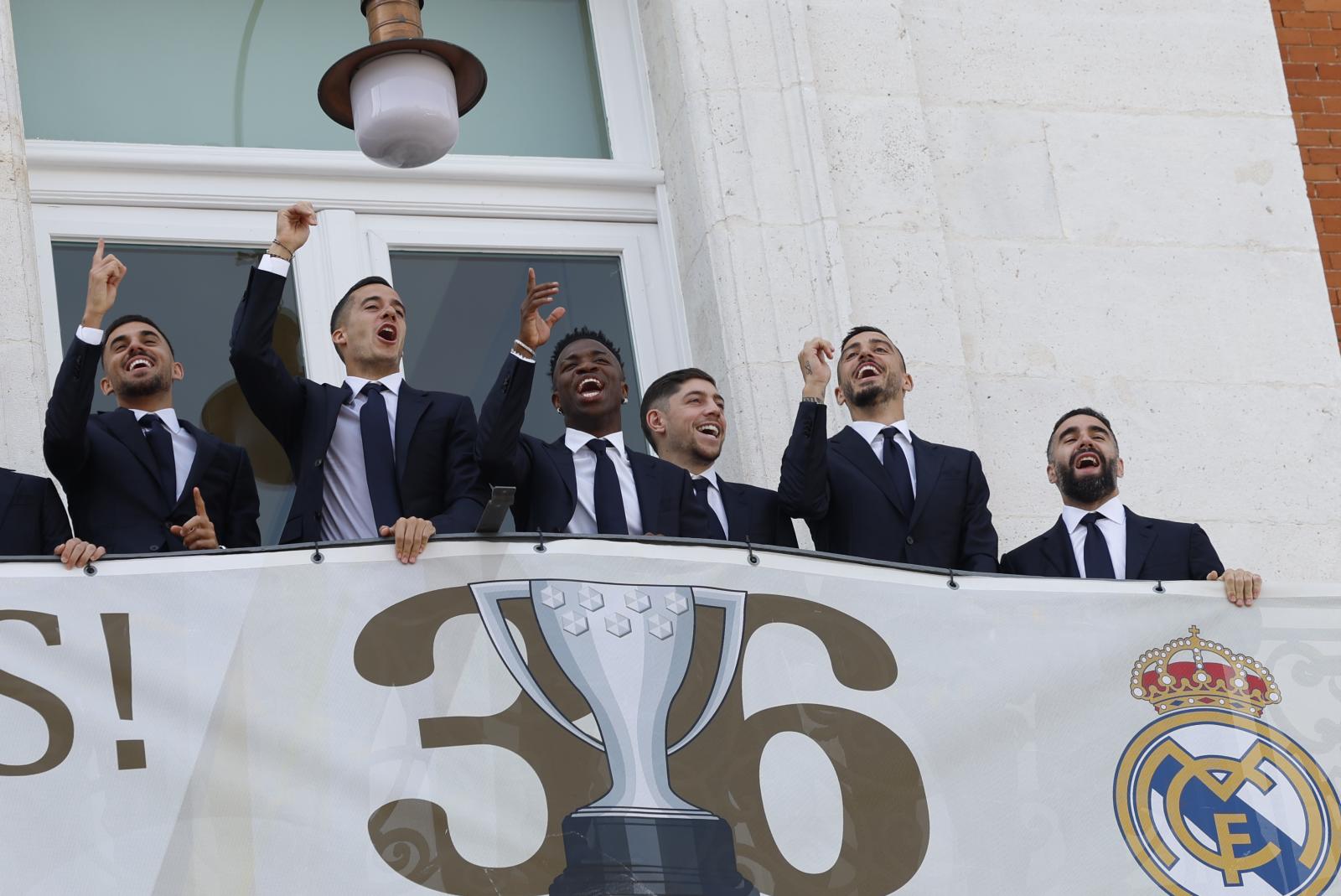 Los jugadores del Real Madrid ofrecen, al grito de «campeones, campeones» a la afición la copa de LaLiga 