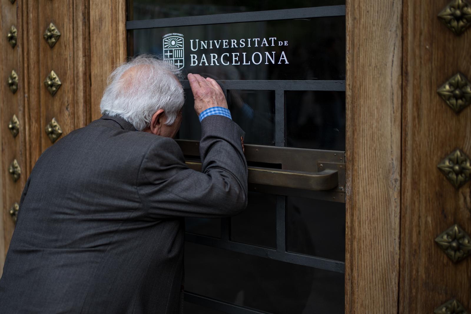 Un hombre espera a que abran los colegios electorales.