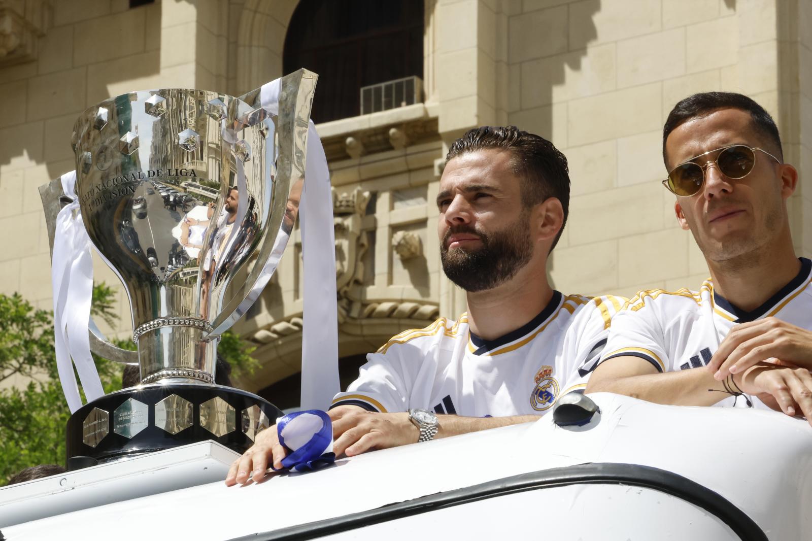 Luca Vázquez y Nacho Fernández, con el trofeo de campeones de Liga en el autobús destacapotable del Real Madrid