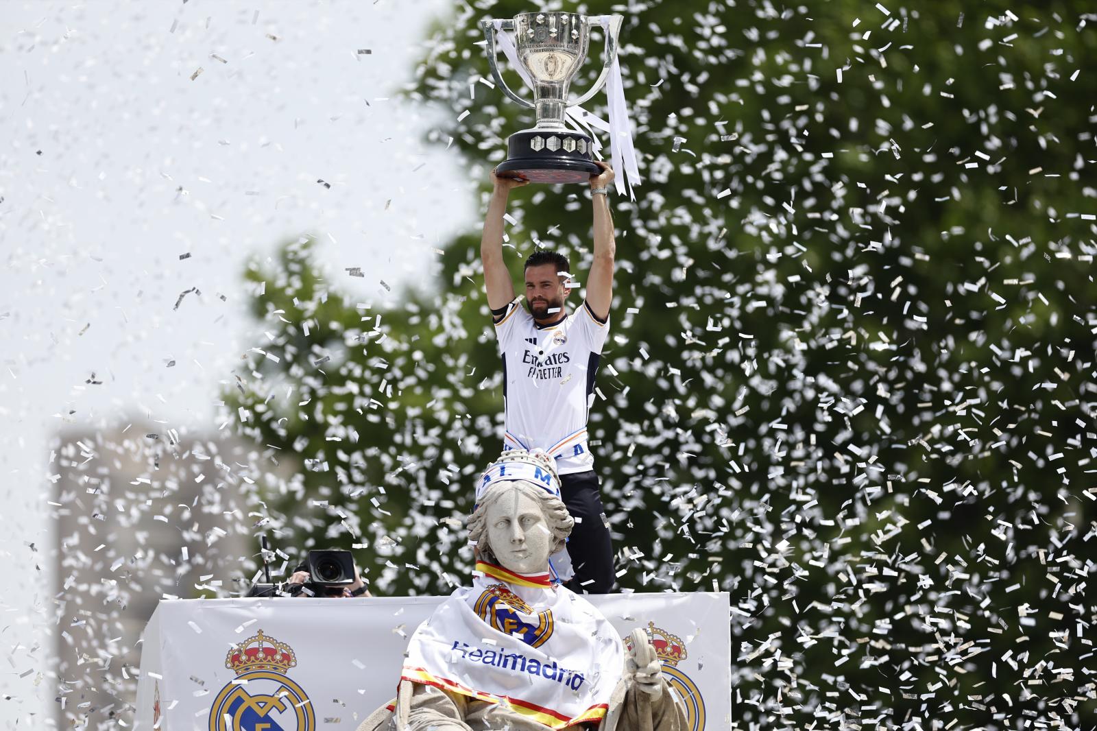 El capitán del Real Madrid, Nacho Fernández, levanta la copa junto a la diosa Cibeles