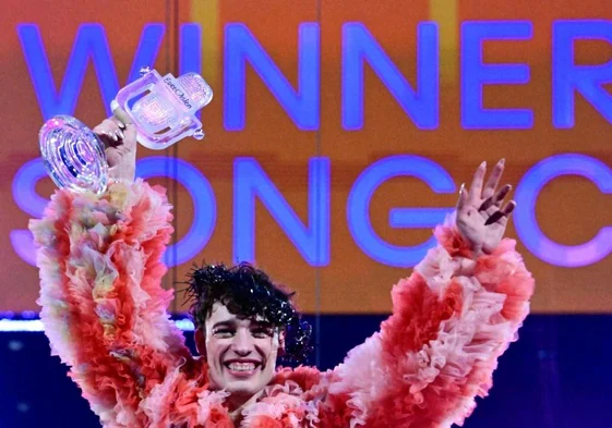 Nemo celebra su victoria en Eurovisión en la madrugada del domingo.