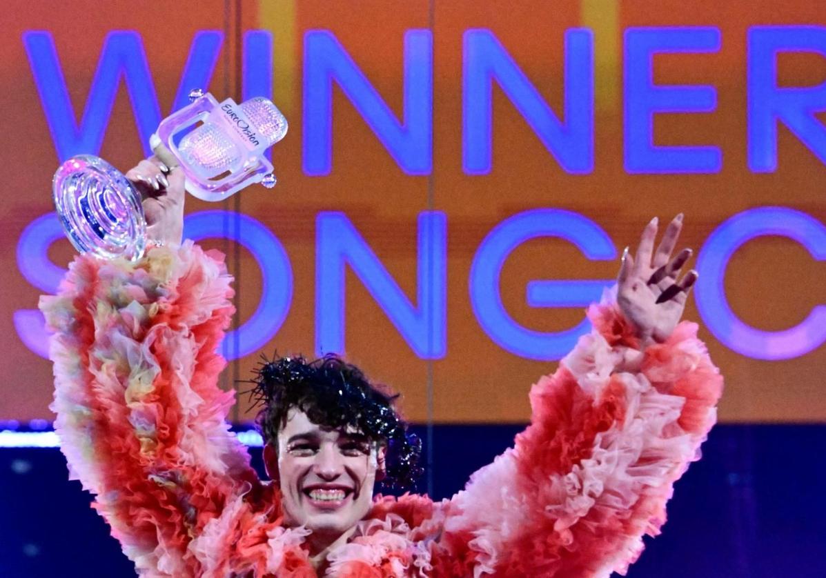 Nemo celebra su victoria en Eurovisión en la madrugada del domingo.