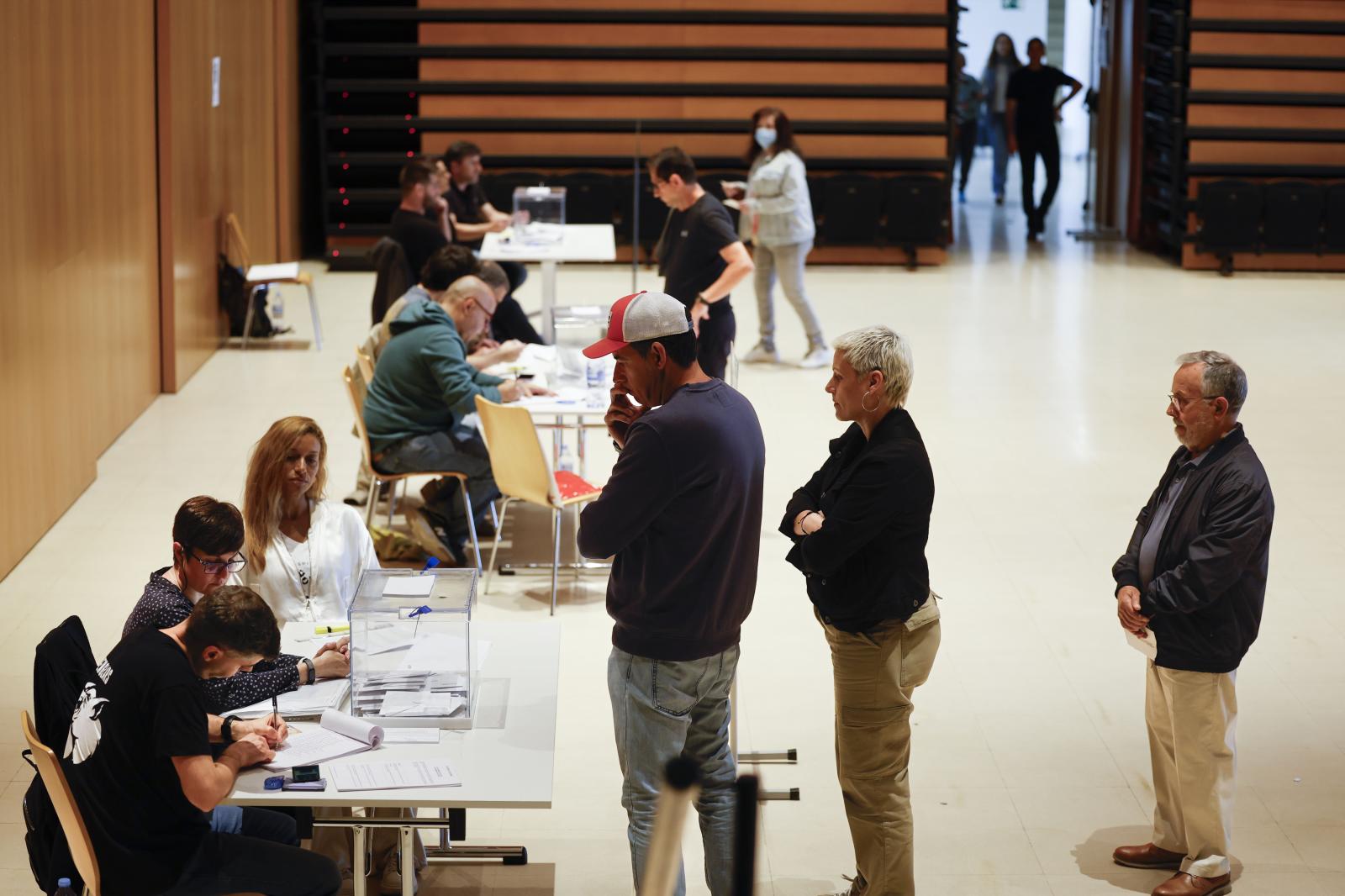 Vista de la cola para ejercer el derecho al voto en el Centro Cultural La Roca del Vallès de Barcelona.