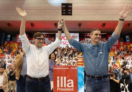 Pedro Sánchez y Salvador Illa, en el último mitín del PSC